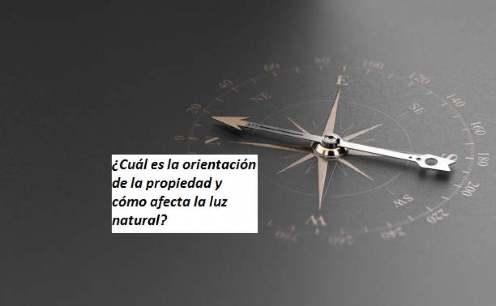 ¿Cuál es la orientación de la propiedad y cómo afecta la luz natural?