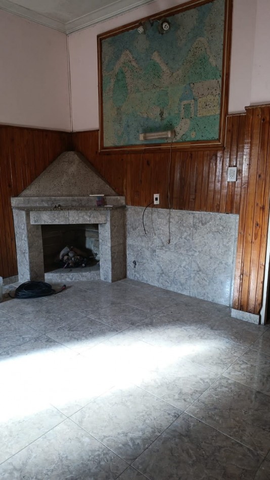 Casa en alquiler con patio en villa mitre 