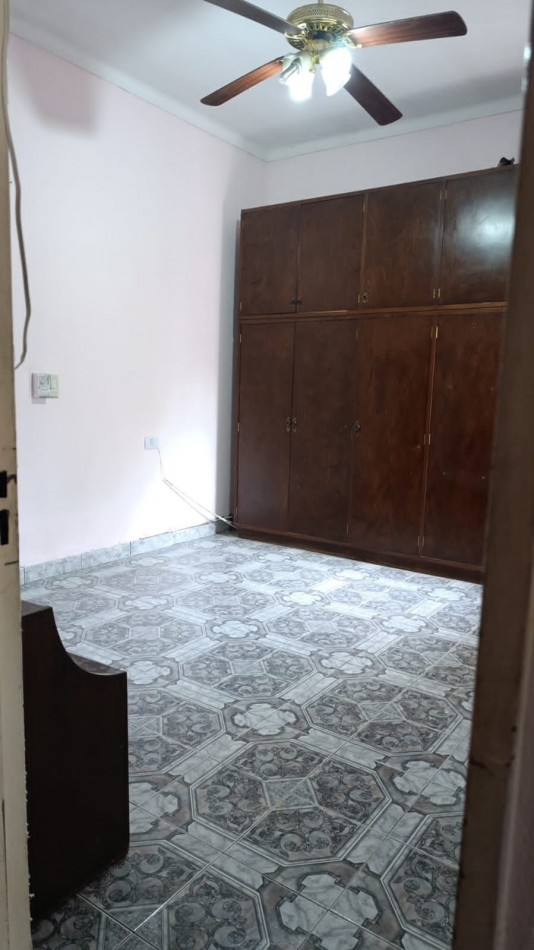 Casa en alquiler con patio en villa mitre 