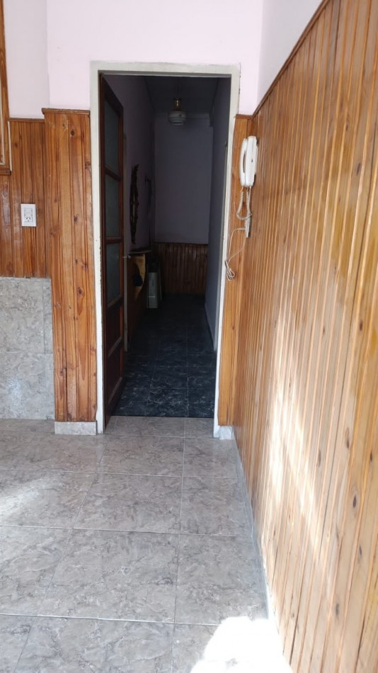 Casa en alquiler con patio en villa mitre 