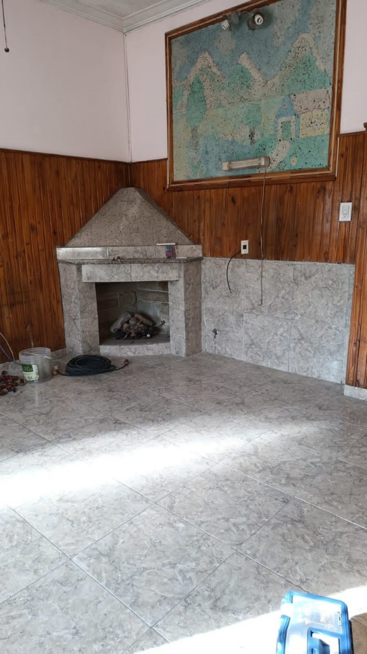 Casa en alquiler con patio en villa mitre 