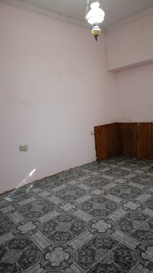 Casa en alquiler con patio en villa mitre 