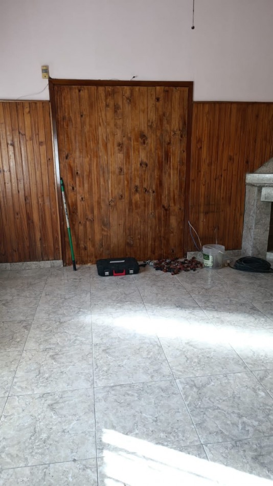 Casa en alquiler con patio en villa mitre 