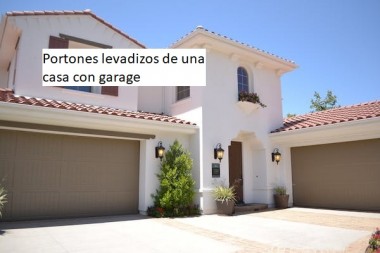 Portones levadizos de una casa con garage  